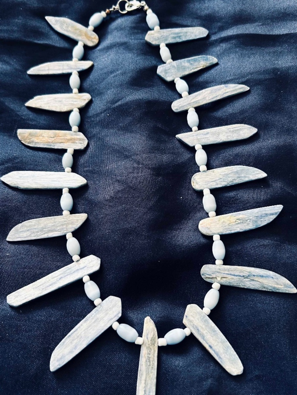 NECKLACE GREY/BLUE/WHITE AGATE SLICES WITH MATCHING GLASS BEADS & WHITE GLASS